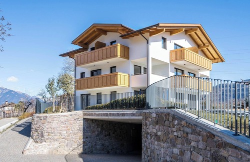 Lana Apartment | Apartment "Sunnig - Sonnenaufgang" with Mountain View, Balcony & Wi-Fi