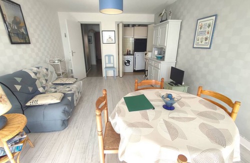 Trebeurden Apartment | Apartment SUPERB SEA VIEW, facing the beach of Tresmeur in TREBEURDEN