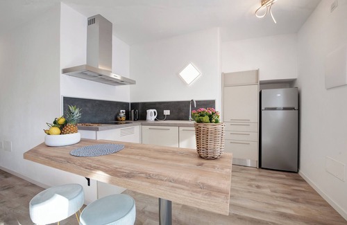 Tremosine Apartment | Apartment 'Tatiana Flower' with Mountain View, Shared Pool and Wi-Fi