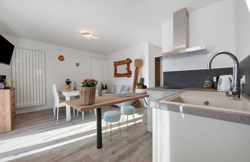 Tremosine Apartment | Apartment 'Tatiana Flower' with Mountain View, Shared Pool and Wi-Fi