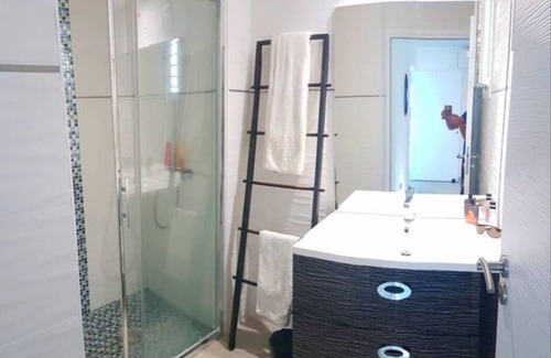 Schoelcher Apartment | Apartment T2 direct access to the sea Private pontoon