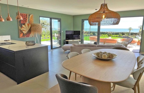 La Nartelle Apartment | Apartment T4 - 6 people - Sea view - Air conditioning - Wifi - Facing the beach - Sainte Maxime