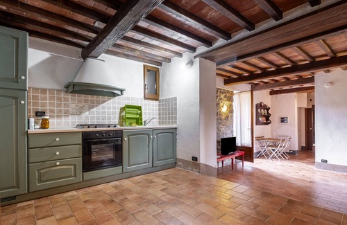 Radicofani Apartment | Apartment 'Terra' with Shared Terrace, Shared Garden and Wi-Fi