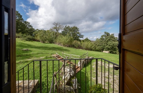 Radicofani Apartment | Apartment 'Terra' with Shared Terrace, Shared Garden and Wi-Fi