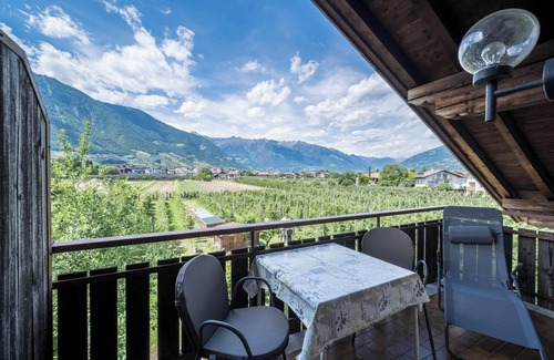 Lana Apartment | Apartment "Tschigat Leilichhof" with Mountain View, Wi-Fi, Balcony & Garden