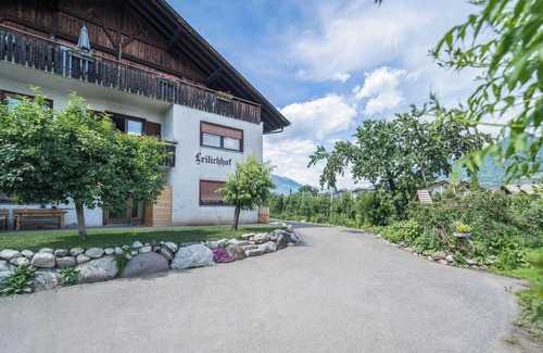 Lana Apartment | Apartment "Tschigat Leilichhof" with Mountain View, Wi-Fi, Balcony & Garden
