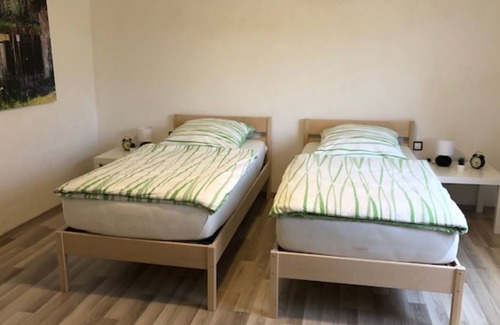 Alheim Apartment | Apartment 'Unterm Stein' with Shared Terrace, Private Garden and Wi-Fi