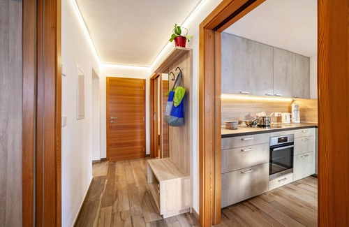 Tirolo Apartment | Apartment "Unterortsgut" with Private Garden & Wi-Fi