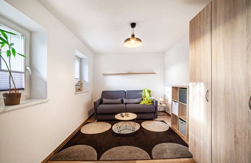 Tirolo Apartment | Apartment "Unterortsgut" with Private Garden & Wi-Fi