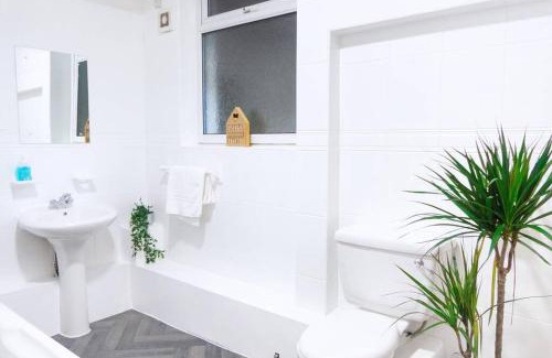 Plasnewydd Apartment | Apartment up to 9 close to Centre, big TV and WiFi