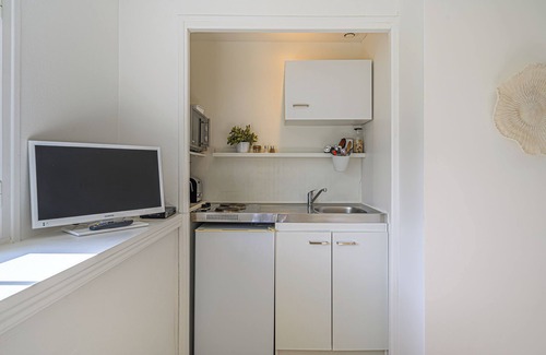 Clohars-Carnoet Apartment | Apartment 'Villa Prat Bras - T1 - Romantique' with Shared Garden and Wi-Fi