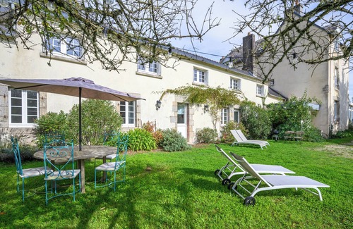 Clohars-Carnoet Apartment | Apartment 'Villa Prat Bras - T1 - Romantique' with Shared Garden and Wi-Fi