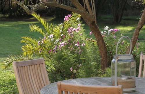 Clohars-Carnoet Apartment | Apartment 'Villa Prat Bras - T1 - Romantique' with Shared Garden and Wi-Fi