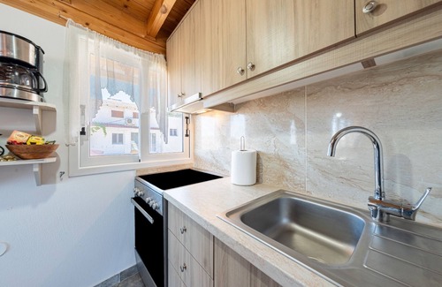 Dafnata Apartment | Apartment 'Viola' with Mountain View, Wi-Fi and Air Conditioning