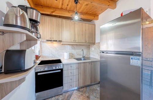Dafnata Apartment | Apartment 'Viola' with Mountain View, Wi-Fi and Air Conditioning