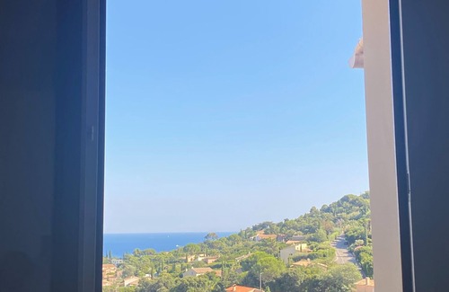 Cavalaire-sur-Mer Condo | Apartment with 180° sea view and 12 m2 terrace