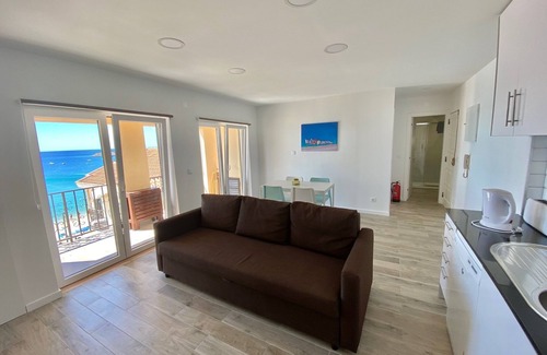 Sesimbra Apartment | APARTMENT WITH 1 BEDROOM. TERRACE AND BALCONY SEA VIEW FRONT. 10 METERS FROM THE BEACH