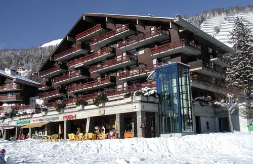 Anzere Apartment | Apartment with an entrance corridor, 2 bedrooms with 2 single beds each, 1 bathroom/WC and 1 separat