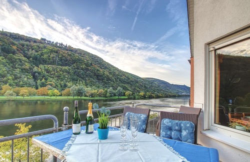 Bullay Apartment | Apartment with balcony directly on the banks and with a view of the Moselle