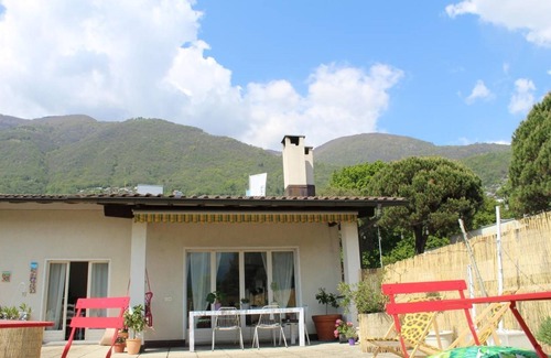 Minusio Apartment | Apartment with flowered terrace, close to the lake