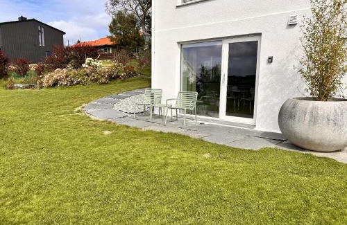 Haugesund Apartment | Apartment with garden and sea view