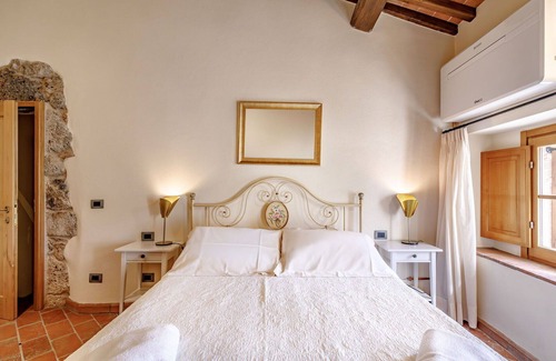 Monteriggioni Other | Apartment with hot tub, WIFI, sauna, A/C, private pool, TV, patio, panoramic view, close to Siena