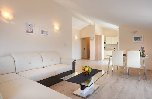 Mali Maj Apartment | Apartment with pool, 2 bedrooms, garden, air-conditioned,barbecue,quiet location