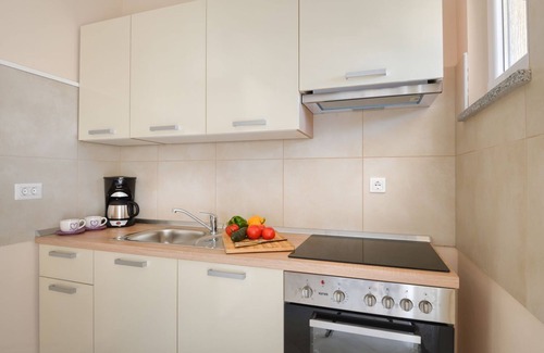 Mali Maj Apartment | Apartment with pool, 2 bedrooms, garden, air-conditioned,barbecue,quiet location