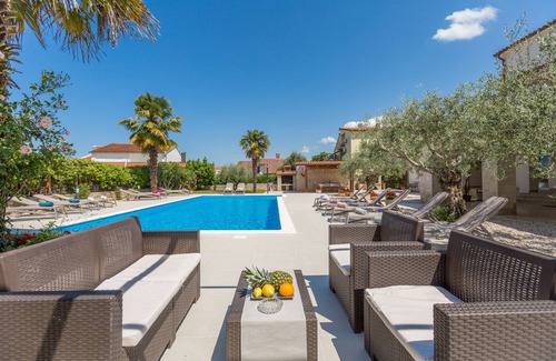 Mali Maj Apartment | Apartment with pool, 2 bedrooms, garden, air-conditioned,barbecue,quiet location