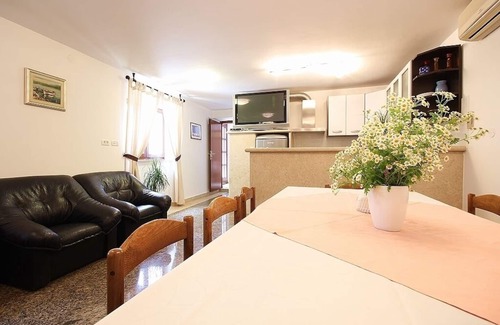 Krnica Apartment | Apartment with pool, air conditioning, WiFi