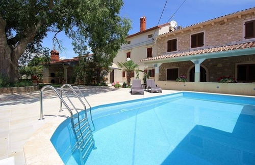 Krnica Apartment | Apartment with pool, air conditioning, WiFi