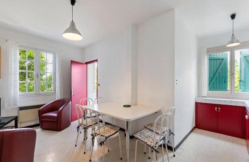 Meze Apartment | Apartment with pool amid vineyards and near the beach