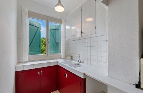 Meze Apartment | Apartment with pool amid vineyards and near the beach