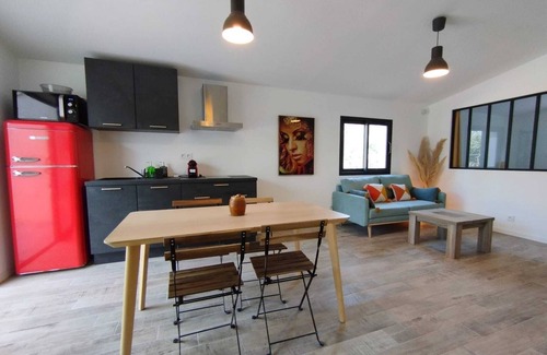 Cuers Apartment | Apartment with private garden