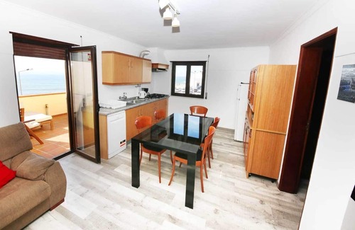 Ericeira Apartment | Apartment with roof terrace and barbecue in the center of Ericeira and directly on the sea