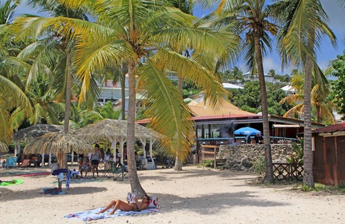 Anse des Rochers Apartment | Apartment with swimming pool and private beach, with a separate bedroom