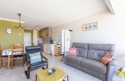 Middelkerke Apartment | Apartment with sea view and shared pool