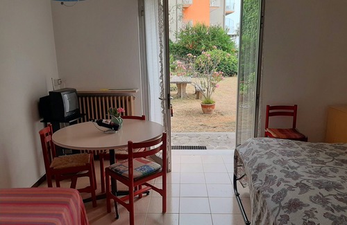 Campagnola Apartment | Apartment with spectacular lake view, large garden, 30m. from the beach