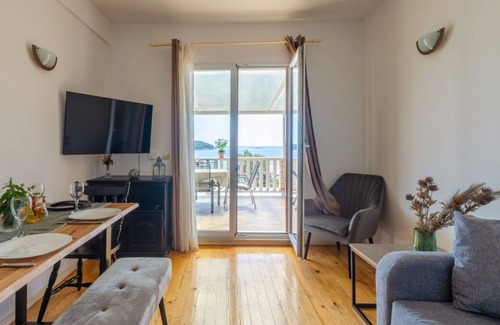 Prizba Apartment | Apartment With Terrace and sea View- Olive