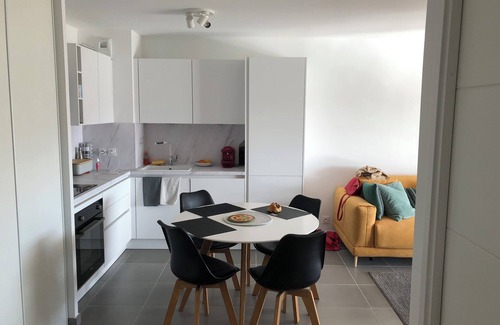 Vence Apartment | Apartment with terrace and mountain view 900 metres from the town center on foot