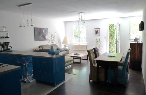Avignon Apartment | Apartment with terrace overlooking park and swimming pool, in the countryside near Avignon center