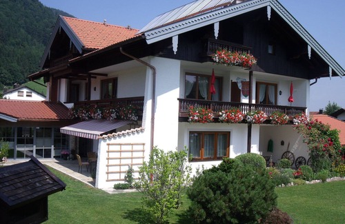 Ruhpolding Apartment | Apartment 'Wohnung Hochfelln' with Mountain View, Shared Garden and Wi-Fi