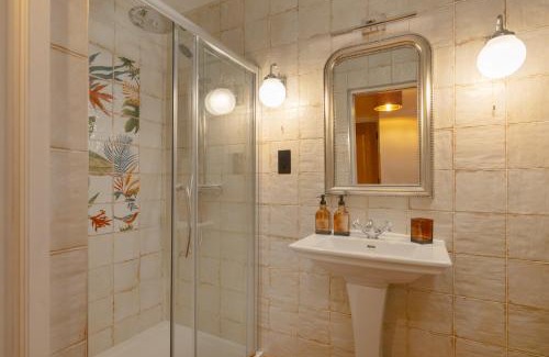 Richmond-upon-Thames Hotel | Apartments at Number 16 - The Jolly Coopers