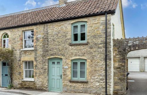 Wedmore House | Apothecary Cottage - Pet Friendly Wedmore Couples Cottage - Free WiFi - Free Parking