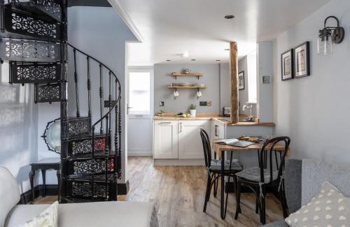 Wedmore House | Apothecary Cottage - Pet Friendly Wedmore Couples Cottage - Free WiFi - Free Parking
