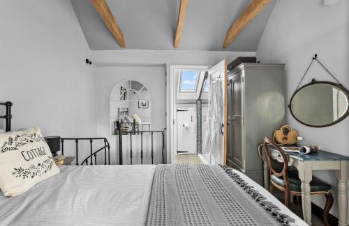 Wedmore House | Apothecary Cottage - Pet Friendly Wedmore Couples Cottage - Free WiFi - Free Parking