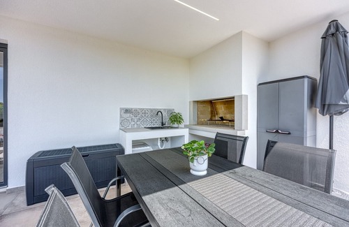 Vrvari Apartment | App Ana with Shared Pool and Jacuzzi