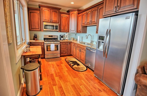 West Jefferson Cabin | Appalachian View-Open for Bookings! Pool Table, Views, Hot Tub
