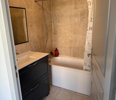Decines-Charpieu Apartment | Apparemment T3 proche Groupama Stadium