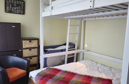 Merville-Franceville-Plage Apartment | Appartement avec terrasse, parking et WiFi, 4 pers. à Merville Franceville - FR-1-465-98